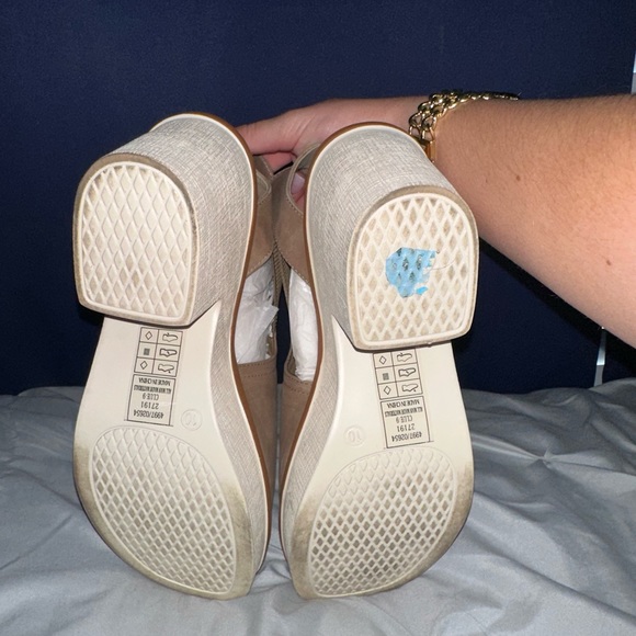 Pierre Dumas Peep Toe Platform Sandals - Picture 4 of 5